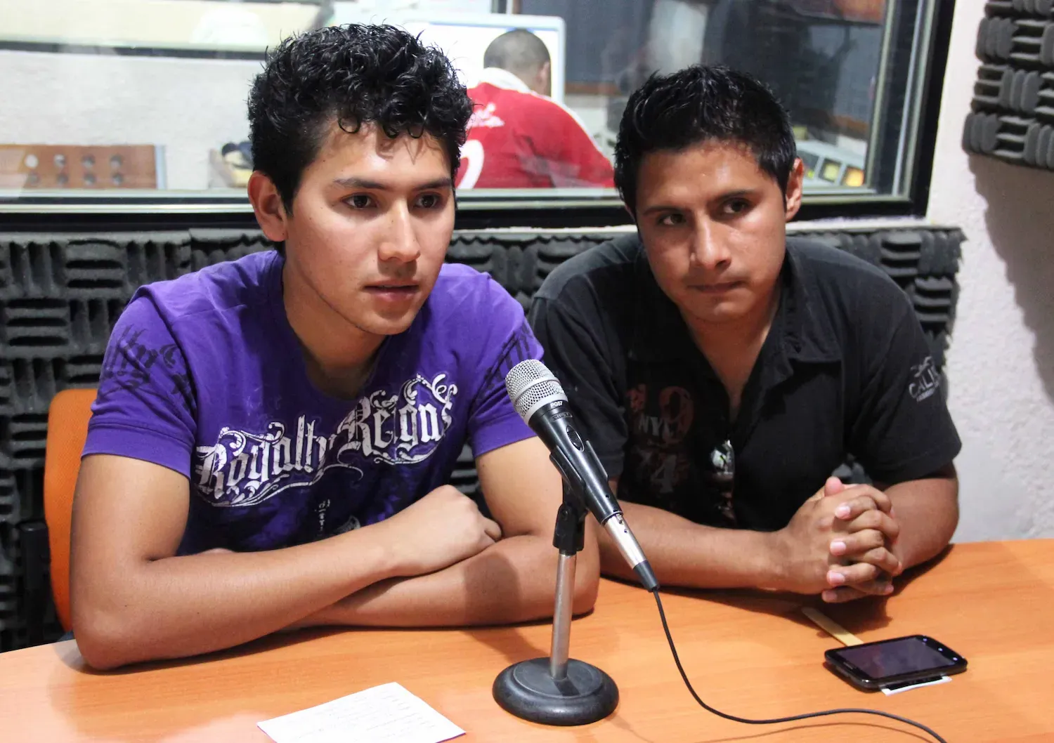 Oscar Morales y Yannik González en entrevista de radio, abril de 2014