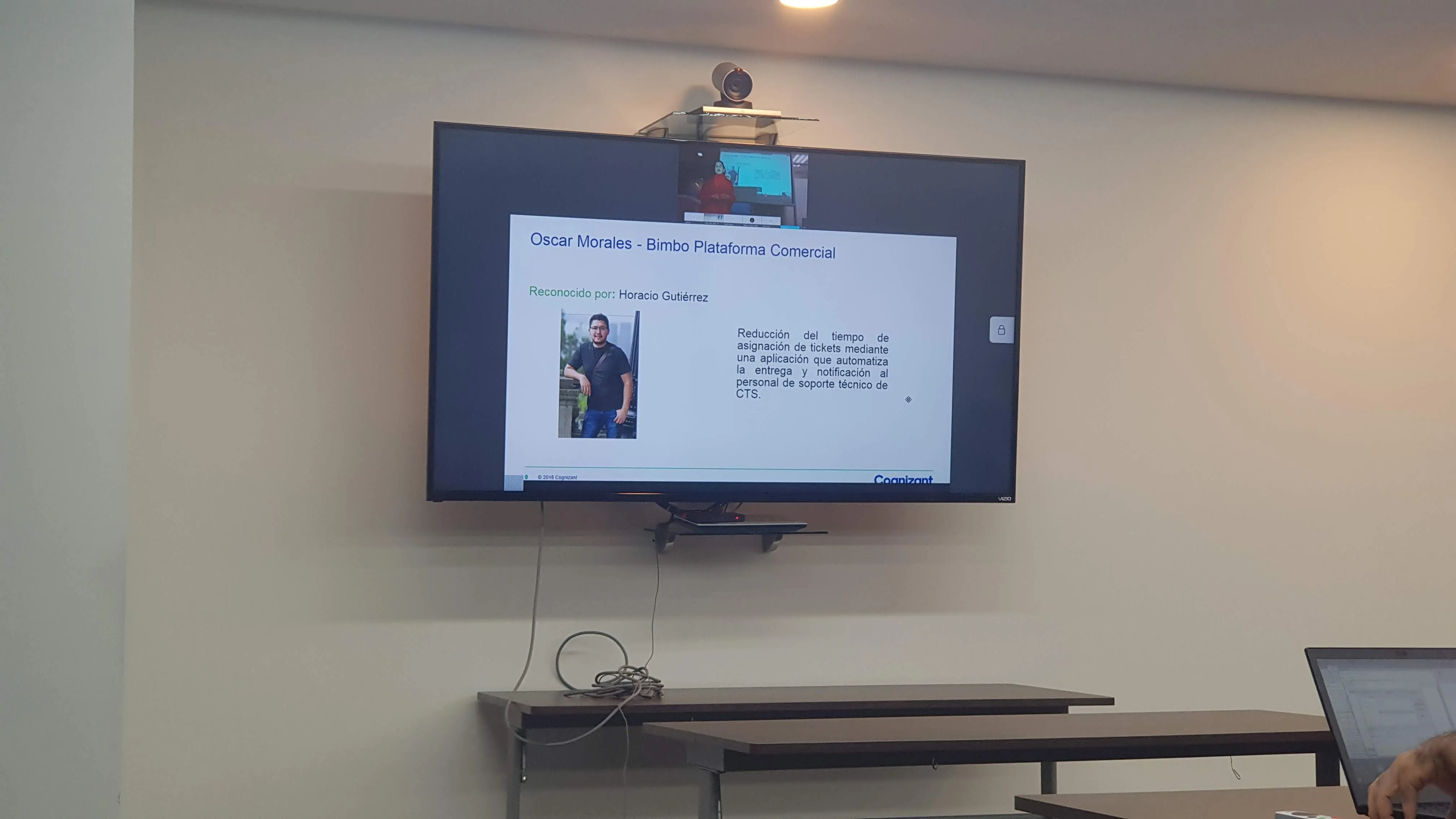 Reconocimiento por desempeño otorgado a Oscar Morales en Cognizant